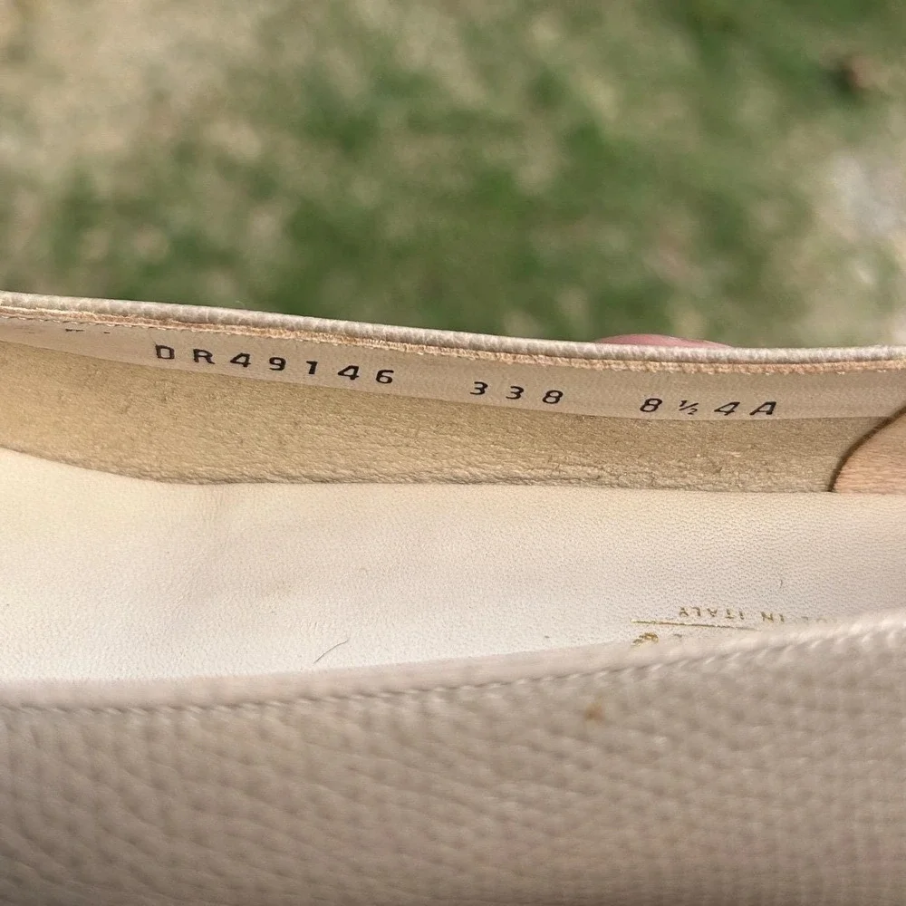 Salvatore Ferragamo Vara Pump Womens 8.5 AA Beige Pebbled Leather Bow Good